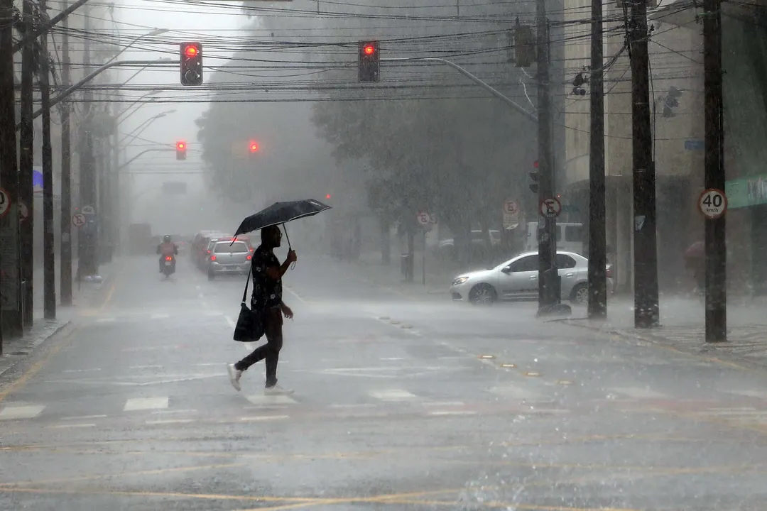 Chuva atingiu boa parte do Paraná neste sábado