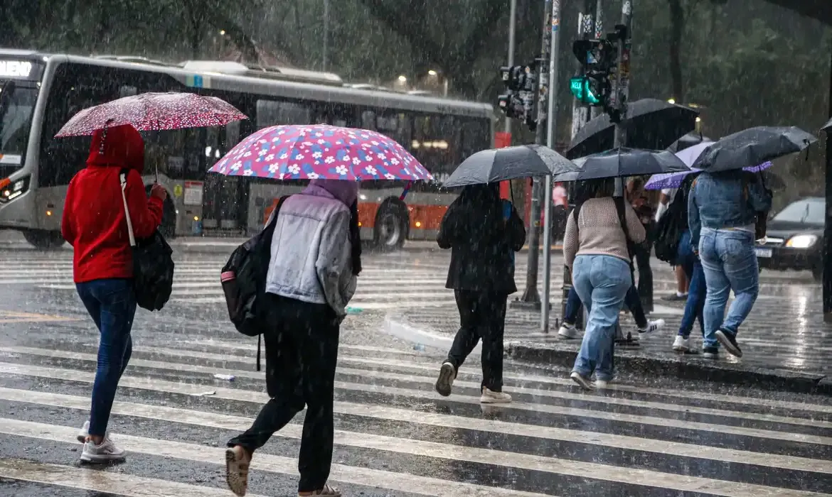 Chuvas fortes devem seguir até o final de semana; veja previsão