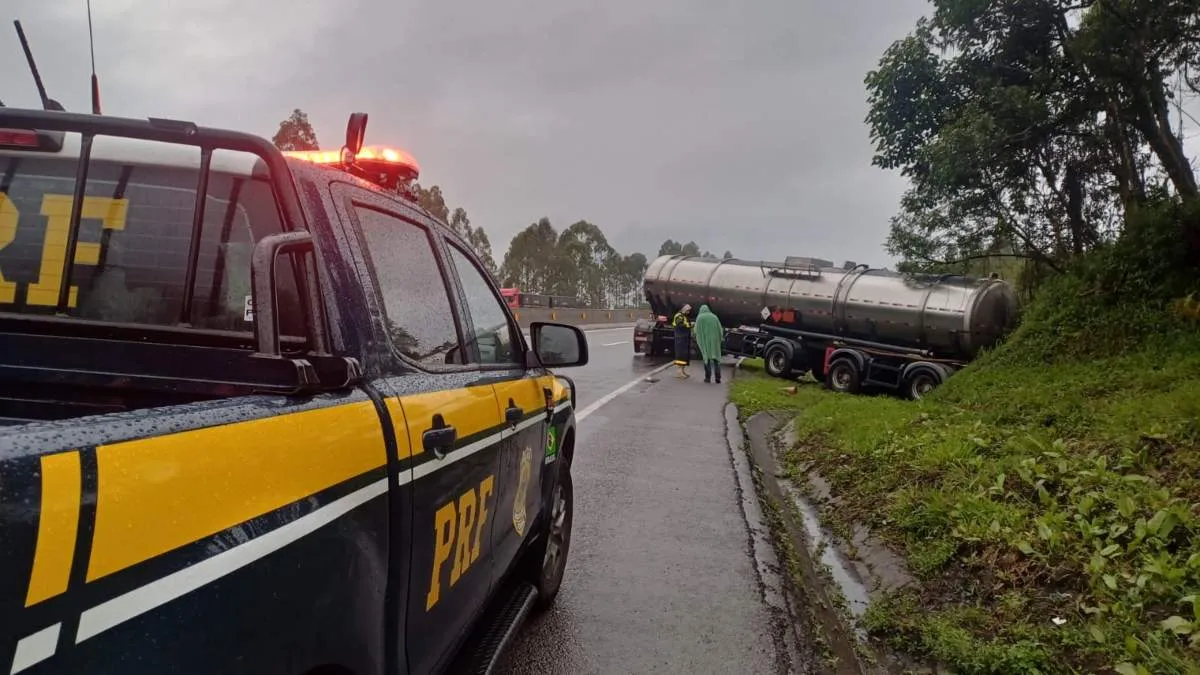 Colisão traseira envolveu carreta-tanque e carro