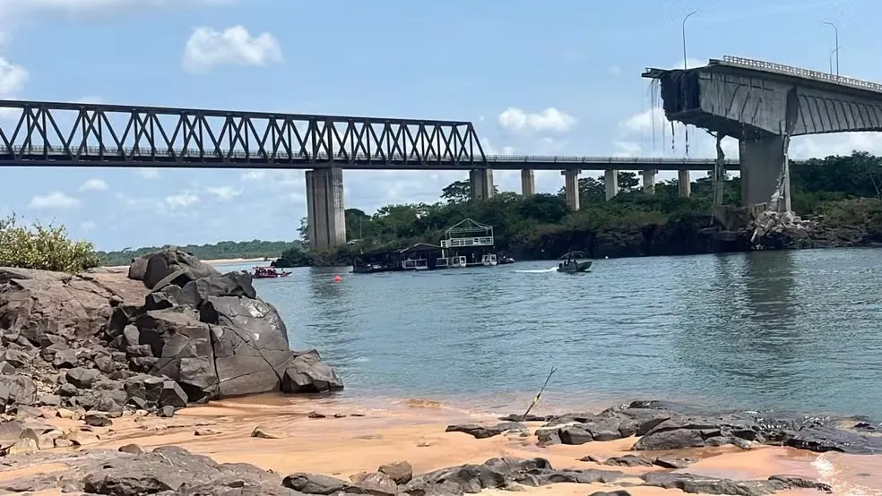 Conforme a Marinha, o corpo resgatado nesta sexta-feira (13) foi encontrado durante buscas próximo aos destroços da ponte, por volta das 10h30.