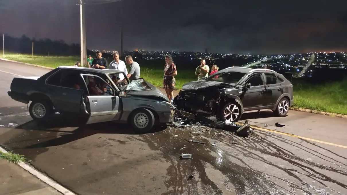 Dois carros colidiram na noite de sábado