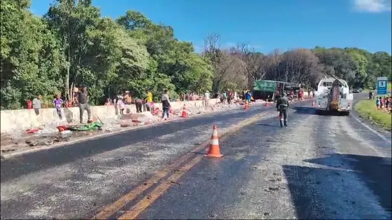 Energéticos foram saqueados após caminhão tombar