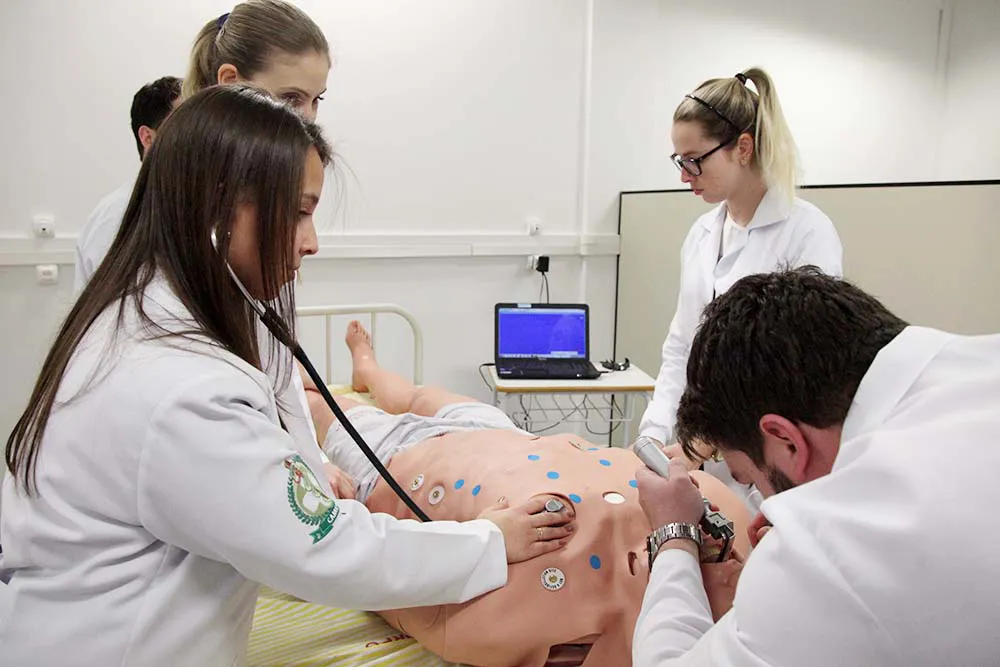 Esse tipo de tecnologia proporciona um ambiente seguro para que os estudantes possam praticar e aperfeiçoar as competências sem riscos para pacientes reais.