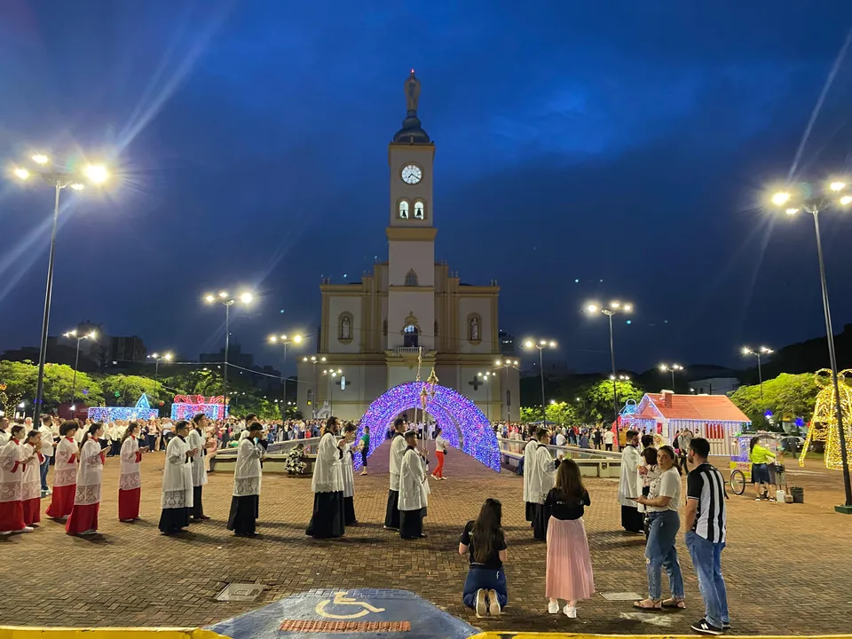 Fiéis prestigiam reinauguração da Catedral Basílica Menor de Apucarana