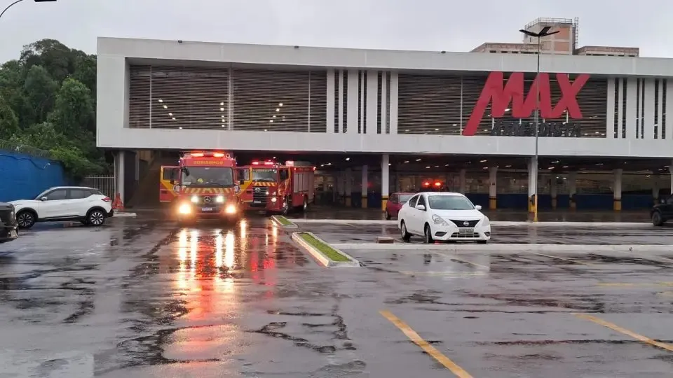 Foram mobilizados dois caminhões e dois carros dos bombeiros