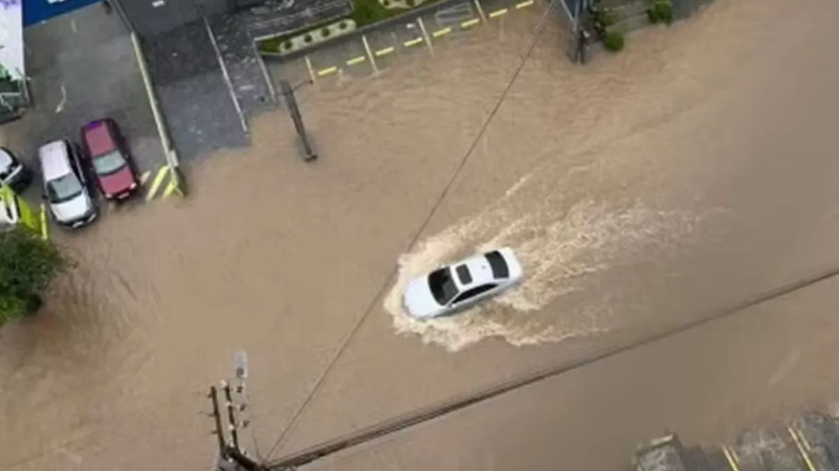 Grande volume de chuva alagou ruas em Joinville no sábado (7)