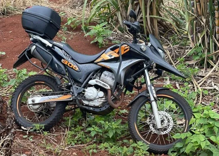 Honda/XRE 300 foi recuperada em área de mata