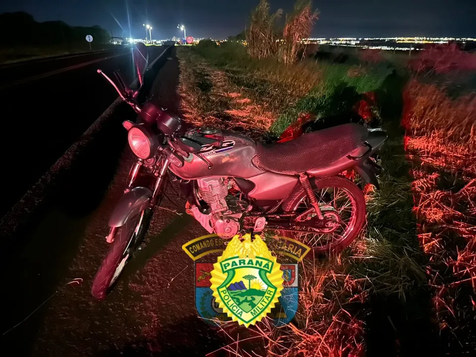 Jovem de 19 anos fica ferido após queda de moto na PR-218 em Arapongas