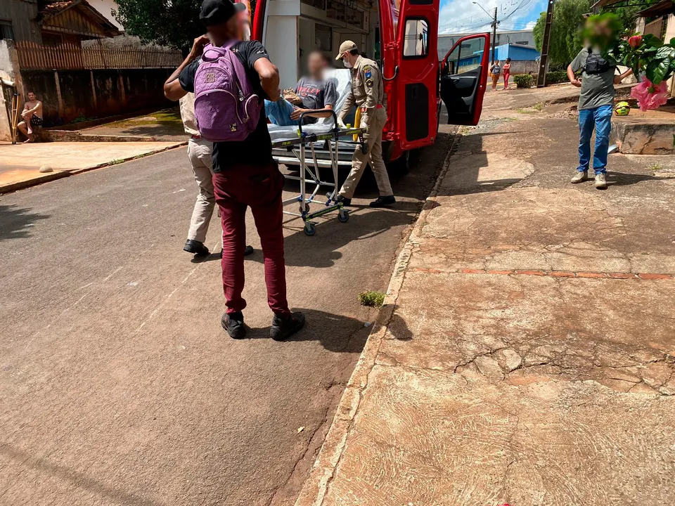 O jovem conduzia uma motocicleta Honda Twister de cor prata, que acabou colidindo com o Chevrolet Cruze. Ele sofreu escoriações e ferimentos nas pernas.