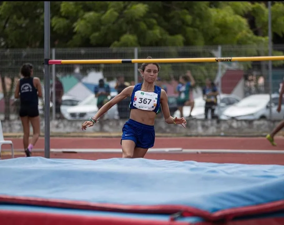 Madelaine Gomes da Silva, de 16 anos, é principal nome do atletismo de Apucarana