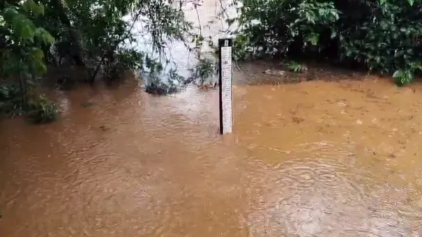 Moradores estão preocupados com as águas que continuam subido