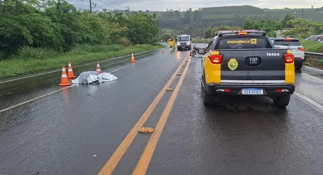 Moto colidiu contra um caminhão no km 1