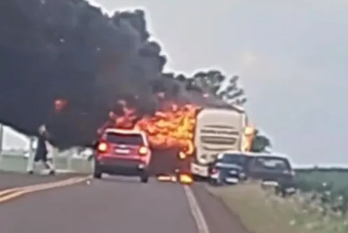 Motorista parou o veículo no acostamento à margem direita da rodovia e rapidamente o ônibus foi tomado pelo fogo