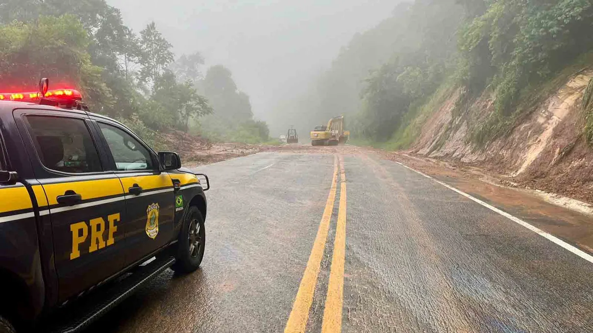 Não há previsão de liberação da rodovia