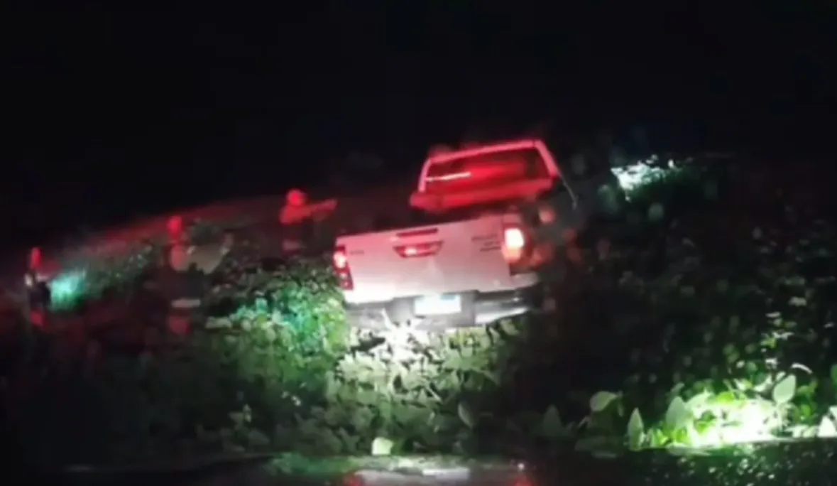 No fim da perseguição, o suspeito abandonou a caminhonete em uma plantação de soja e tentou escapar a pé.