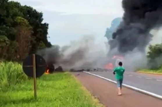 O Corpo de Bombeiros de Campo Mourão foi acionado e diversas equipes de emergência estão no local.