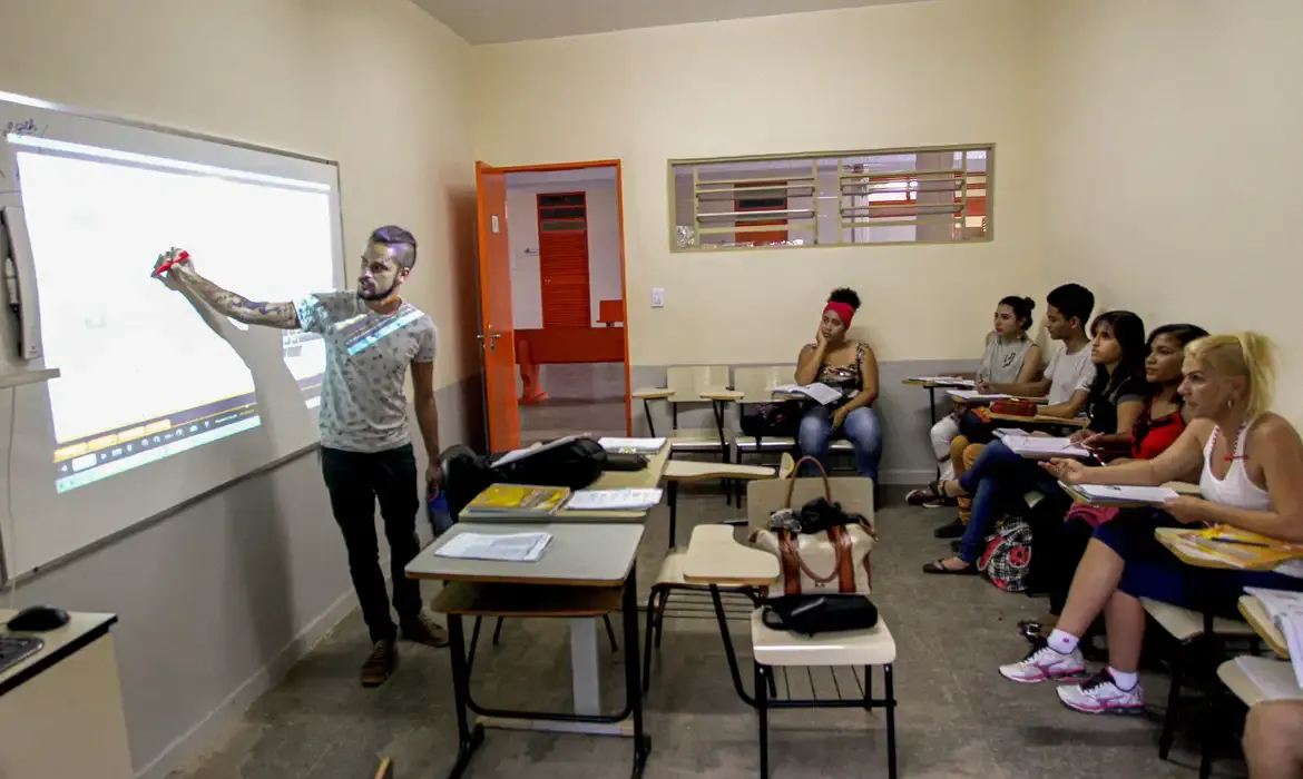 O Pé-de-Meia é destinado a estudantes do ensino médio do curso regular e da Educação de Jovens e Adultos (EJA)