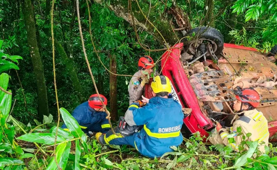 O veículo, um Celta, ocupado por uma família, saiu da pista e capotou