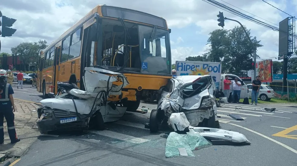 Ônibus parou em cima de um dos veículos