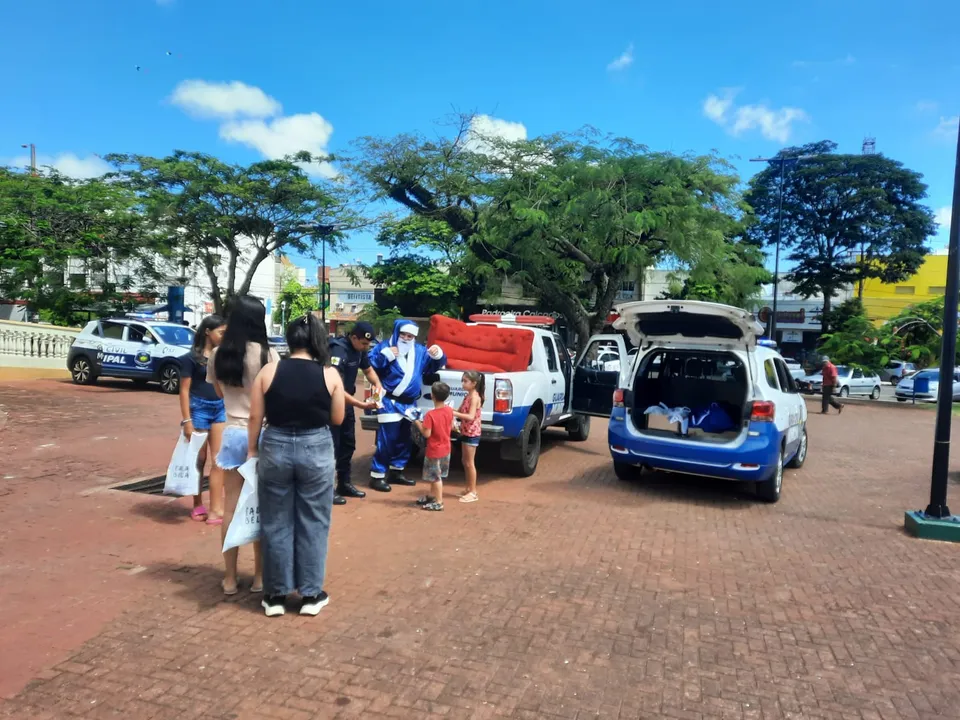 Os agentes estão percorrendo alguns bairros da cidade para entregar brinquedos