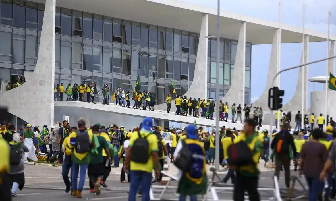 Os maiores gastos registrados envolveram serviços de engenharia, como a recomposição do revestimento e forro, pintura, troca de vidros e espelhos, além da substituição de portas e do carpete azul que cobria o piso do edifício principal do Senado.