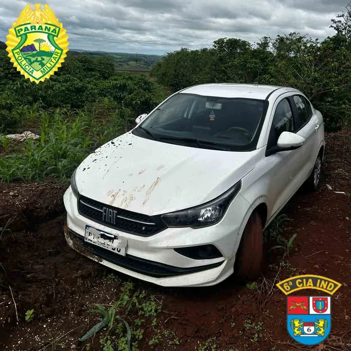 Os policiais localizaram o automóvel atolado em uma estrada de terra