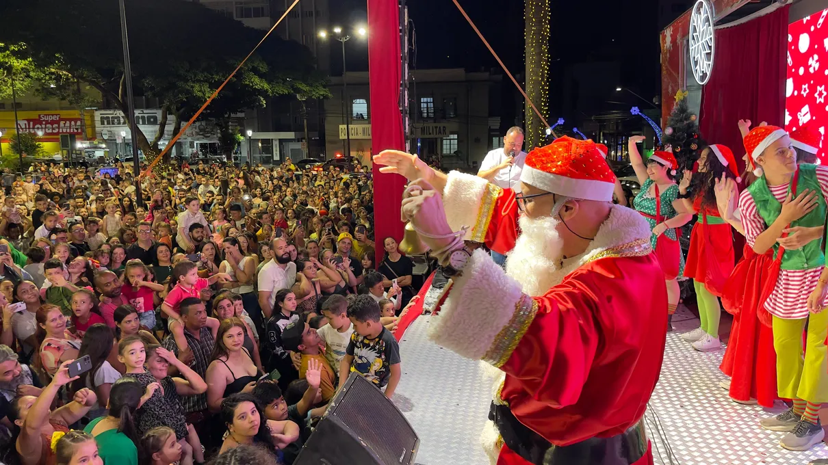 Papai Noel acena para o público na Praça Rui Barbosa