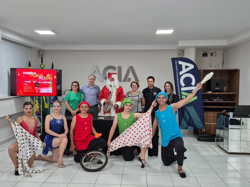 Papai Noel e artistas do Comander que vão participar do desfile em Apucarana na próxima terça-feira (10)