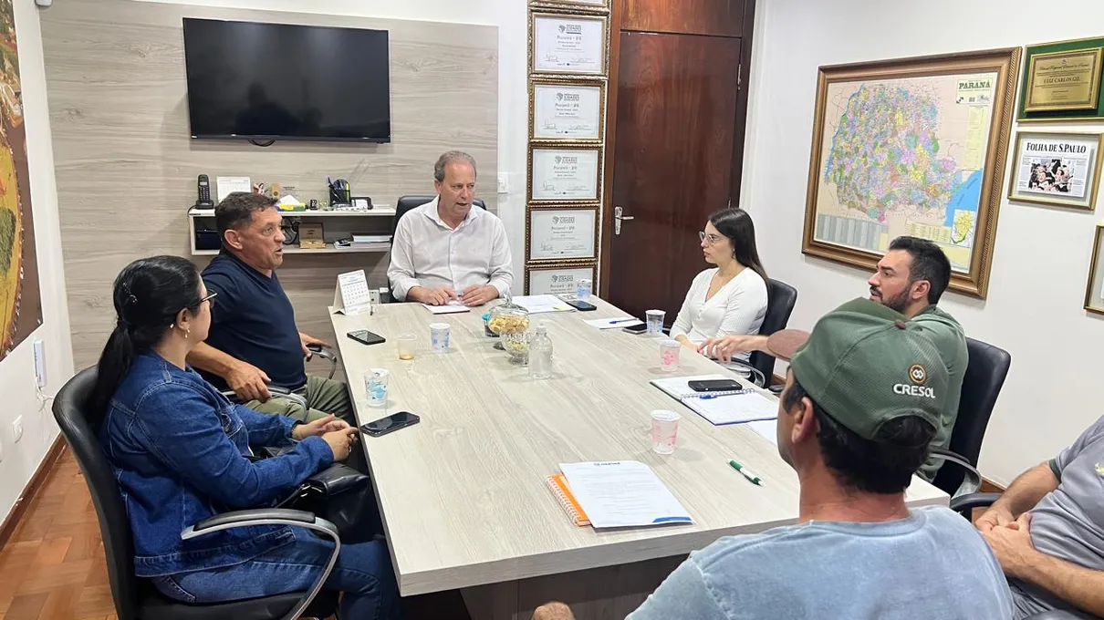 Prefeito Carlos Gil em reunião com secretariado