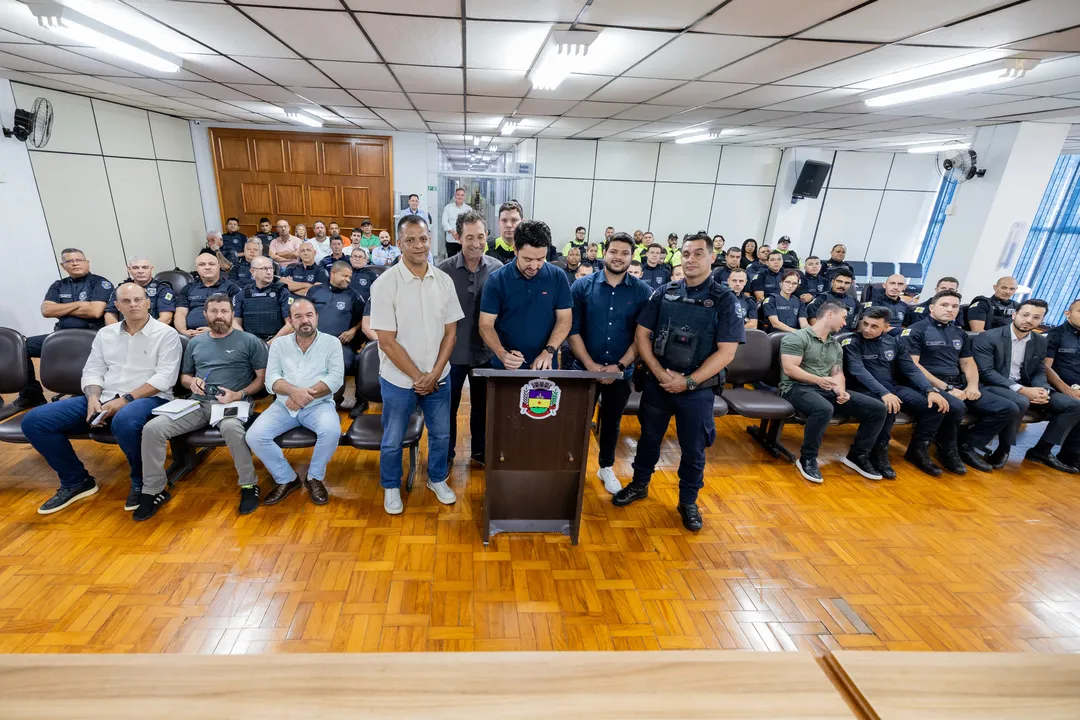 Prefeito Rodolfo Mota assinou ato no salão nobre do paço municipal