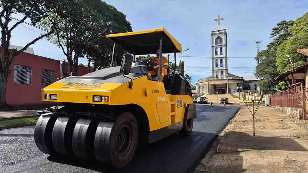 Prefeitura de Ivaiporã asfalta mais de 2.300m² na Avenida Castelo Branco