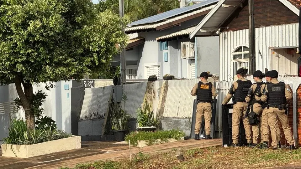 Rua foi isolada pela polícia