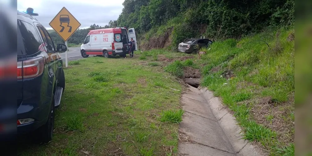 Veículo saiu da pista e bateu em barranco