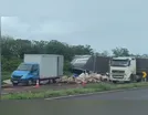 Acidente com carreta na BR-376 deixa carga espalhada na pista
