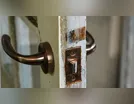 Mulher desperta com barulho e encontra invasor na porta de seu quarto