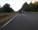 Caminhoneiros escapam ilesos após colisão e tombamento na PR-445