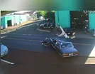Câmera flagra motociclista sendo arremessado após colisão; veja