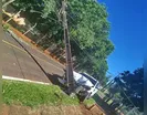 Caminhonete carregada com cigarros contrabandeados derruba poste