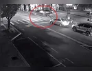 Câmera flagra acidente entre carro e moto no centro de Arapongas; veja