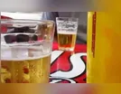 Mãe é detida após deixar filho trancado em carro para beber em bar
