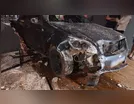Motorista bate carro em portão de residência e abandona veículo