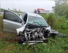 Carro fica destruído em acidente com dois feridos em Ivaiporã