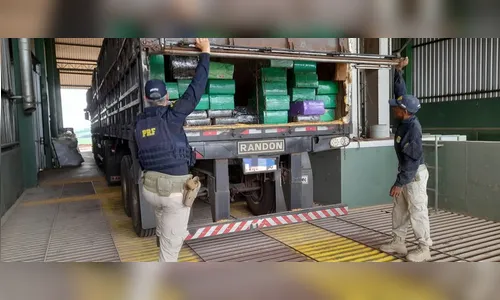 Lanterna de carreta avariada resulta em apreensão de 1,7 t de maconha