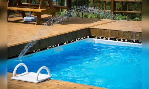 Receita fácil para tratar água de piscina evita gastos e fatura alta