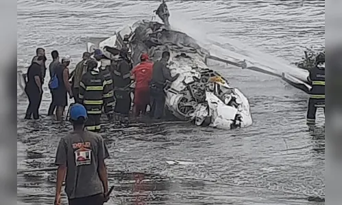 Avião cai e explode em praia de Ubatuba; câmera flagra acidente