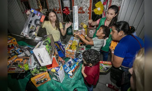 Famílias recebem doações do Natal Solidário Portos do Paraná