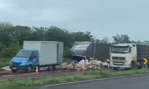 Acidente com carreta na BR-376 deixa carga espalhada na pista