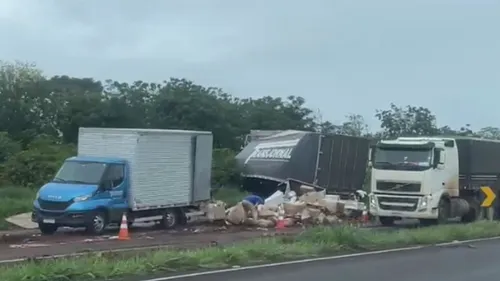 A colisão resultou na queda de parte da carga de um dos veículos na rodovia.