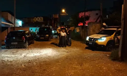 Jovem com tornozeleira é executado a tiros e esposa fica ferida