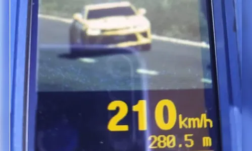 Veiculo de luxo é visto a 210km/h na BR-467 no Paraná